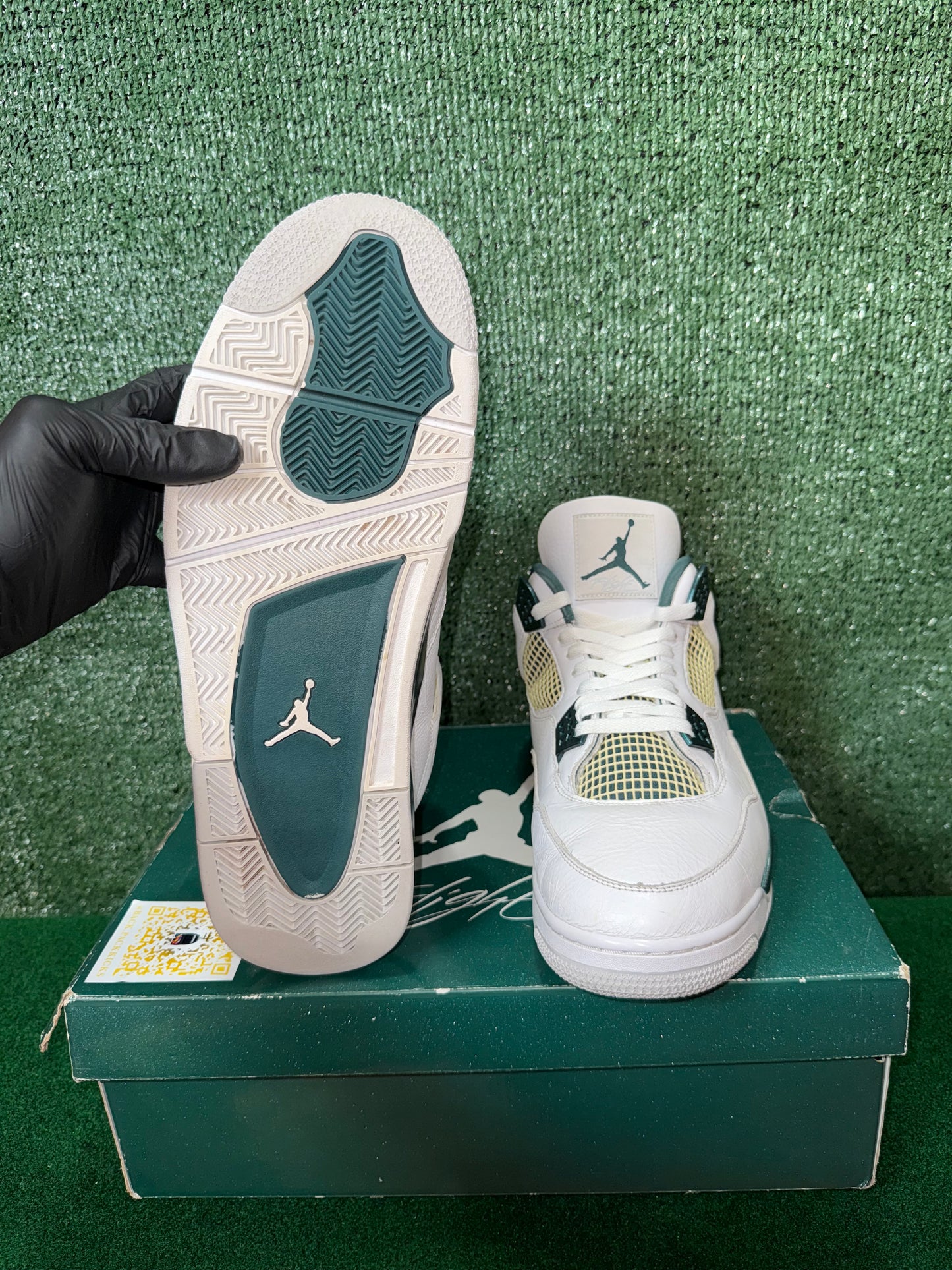 Jordan 4 Retro Oxidized Green Preowned & Yellowed On The Cages ￼