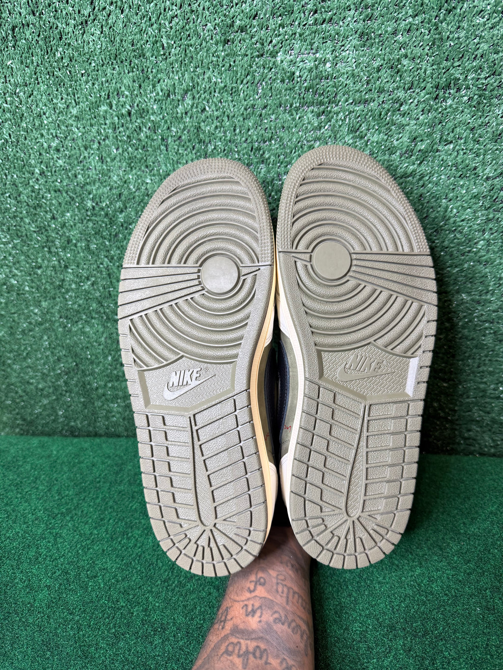 JORDAN 1 RETRO LOW OG SP ‘TRAVIS SCOTT MEDIUM OLIVE’