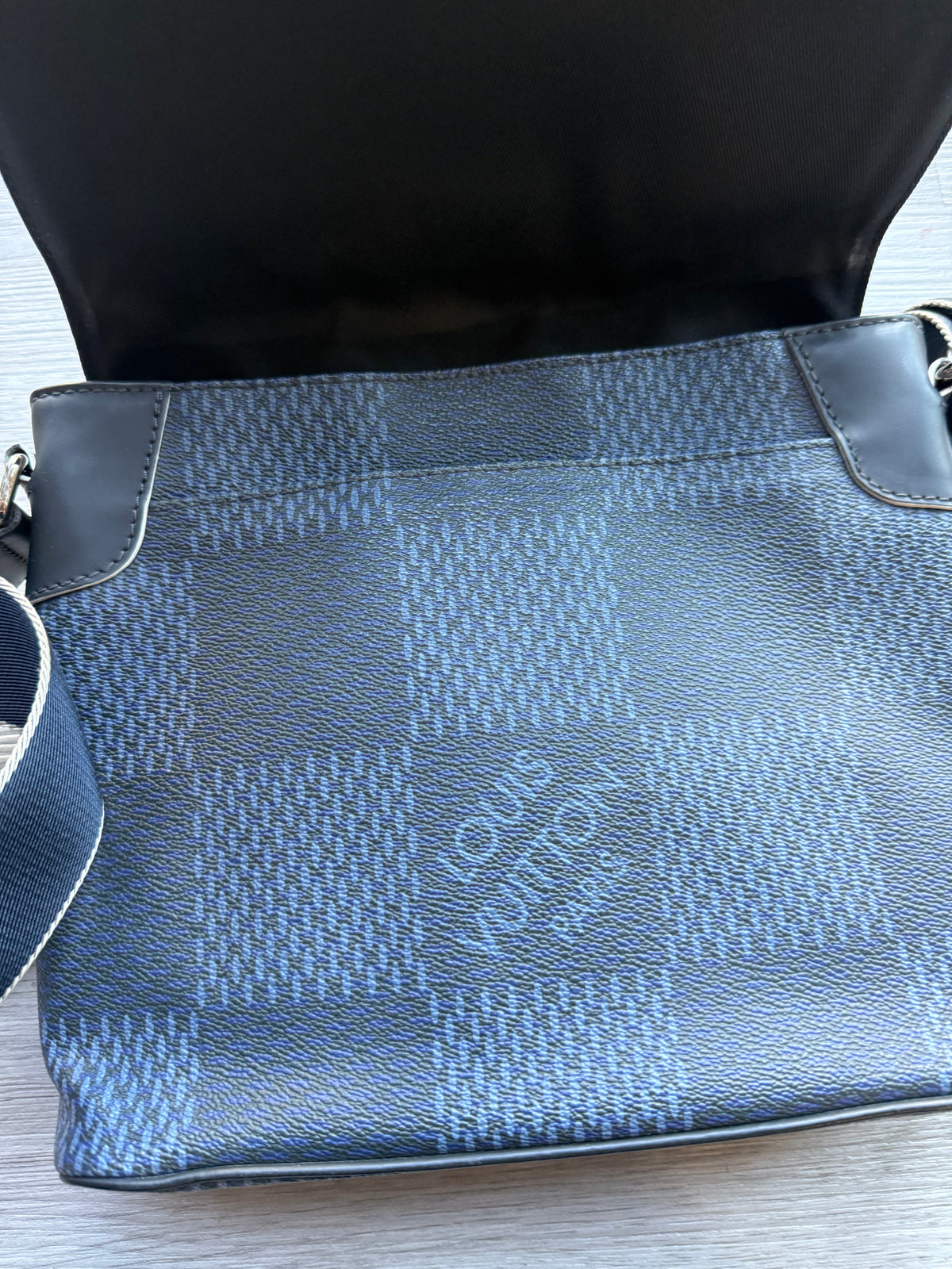 Louis Vuitton district pm 2017 America’s cup (Damien cobalt latitude)