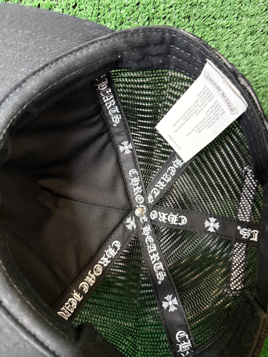 CHROME HEARTS WHITE CEMETERY CROSS CH TRUCKER HAT BLACK