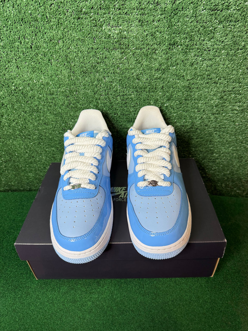 NIKE AIR FORCE 1 LOW ‘07 LV8 ‘PHYCHIC BLUE WHITE PATENT’