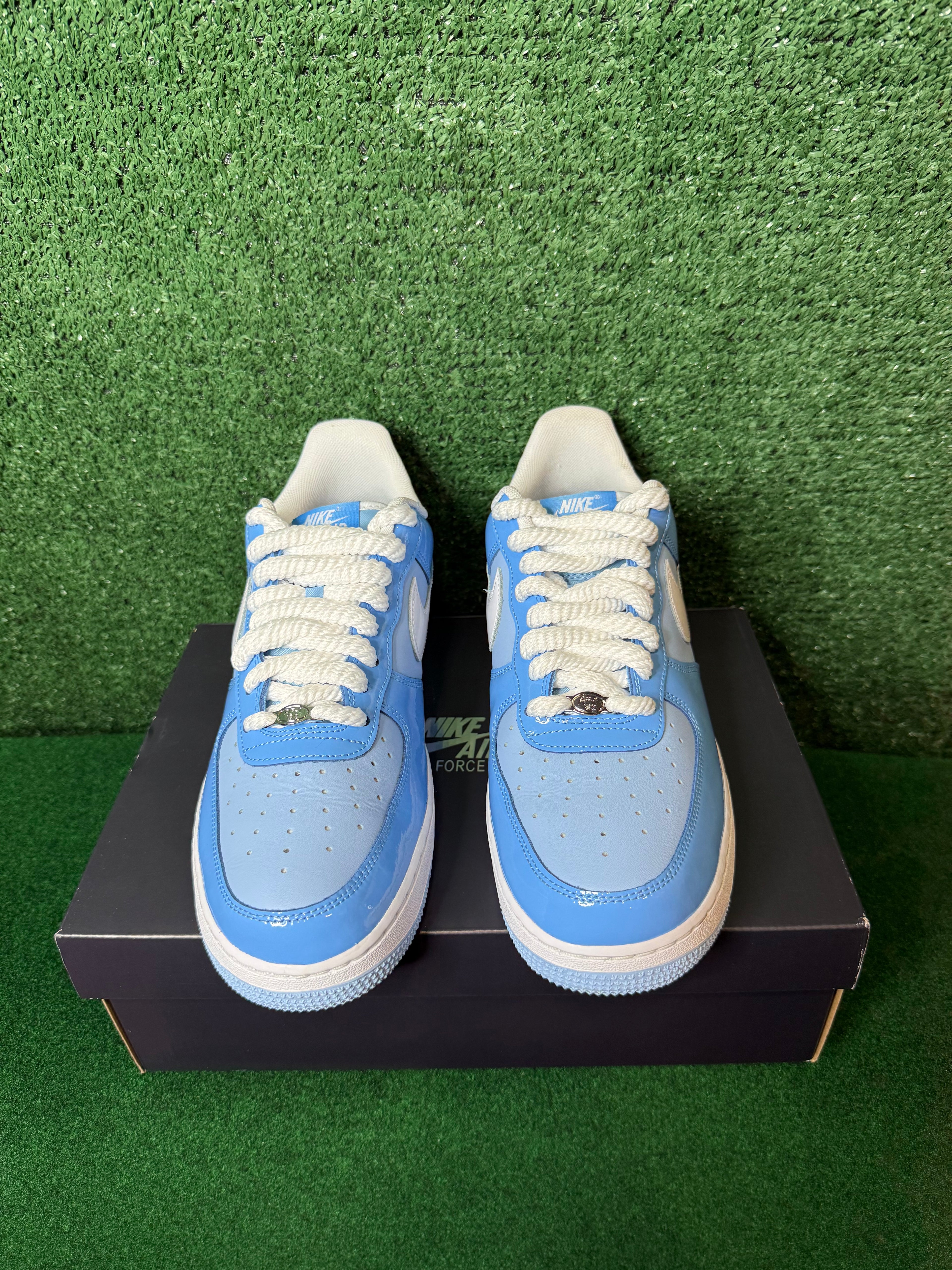 NIKE AIR FORCE 1 LOW ‘07 LV8 ‘PHYCHIC BLUE WHITE PATENT’
