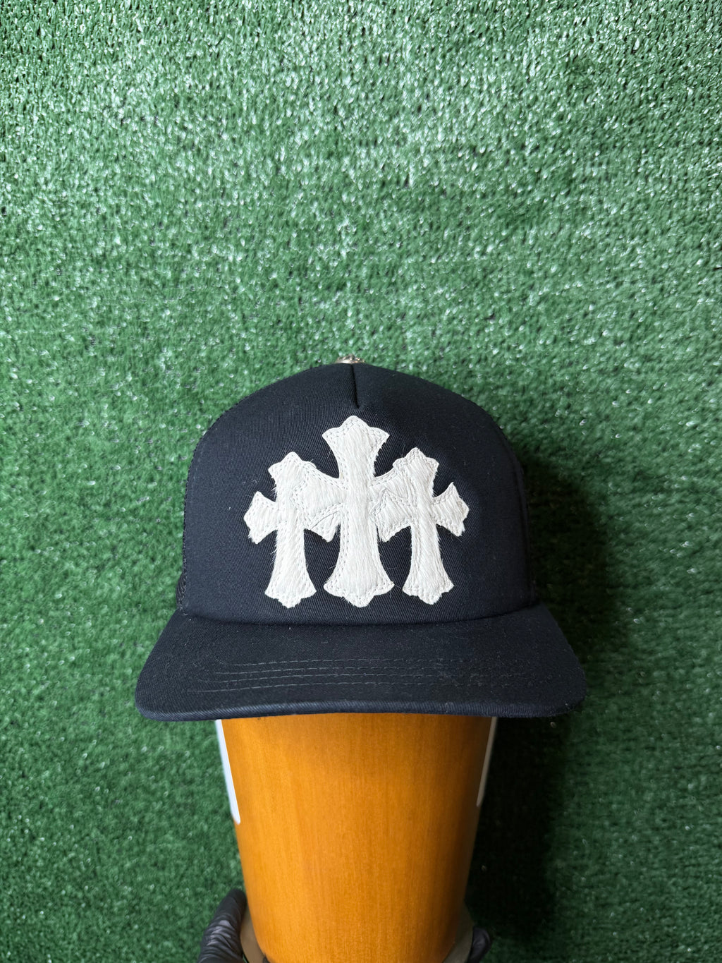 CHROME HEARTS WHITE CEMETERY CROSS CH TRUCKER HAT BLACK