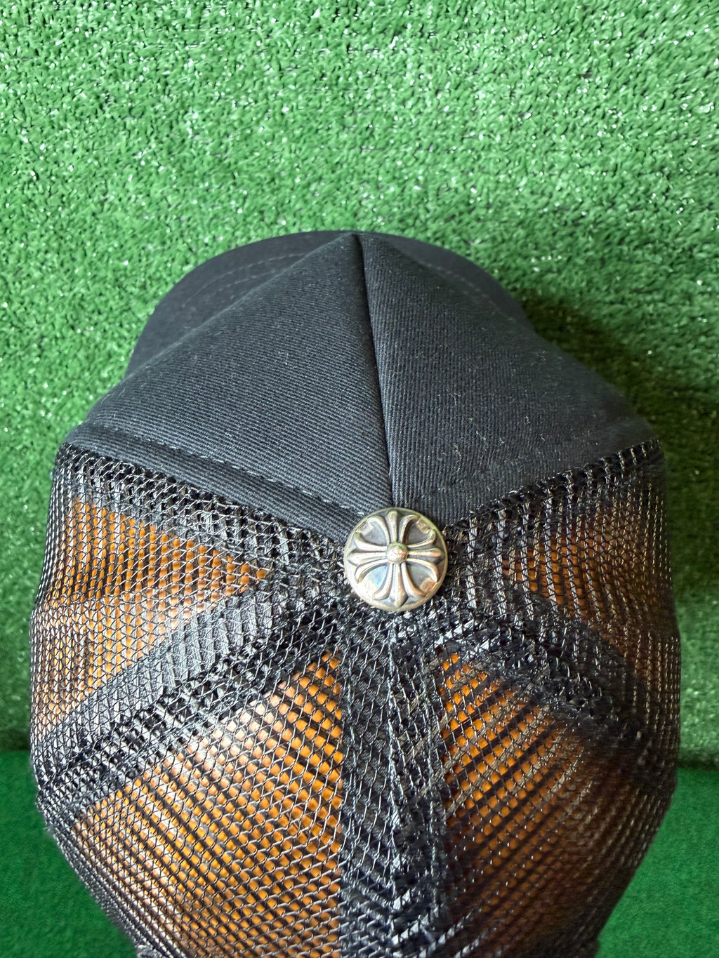 CHROME HEARTS WHITE CEMETERY CROSS CH TRUCKER HAT BLACK