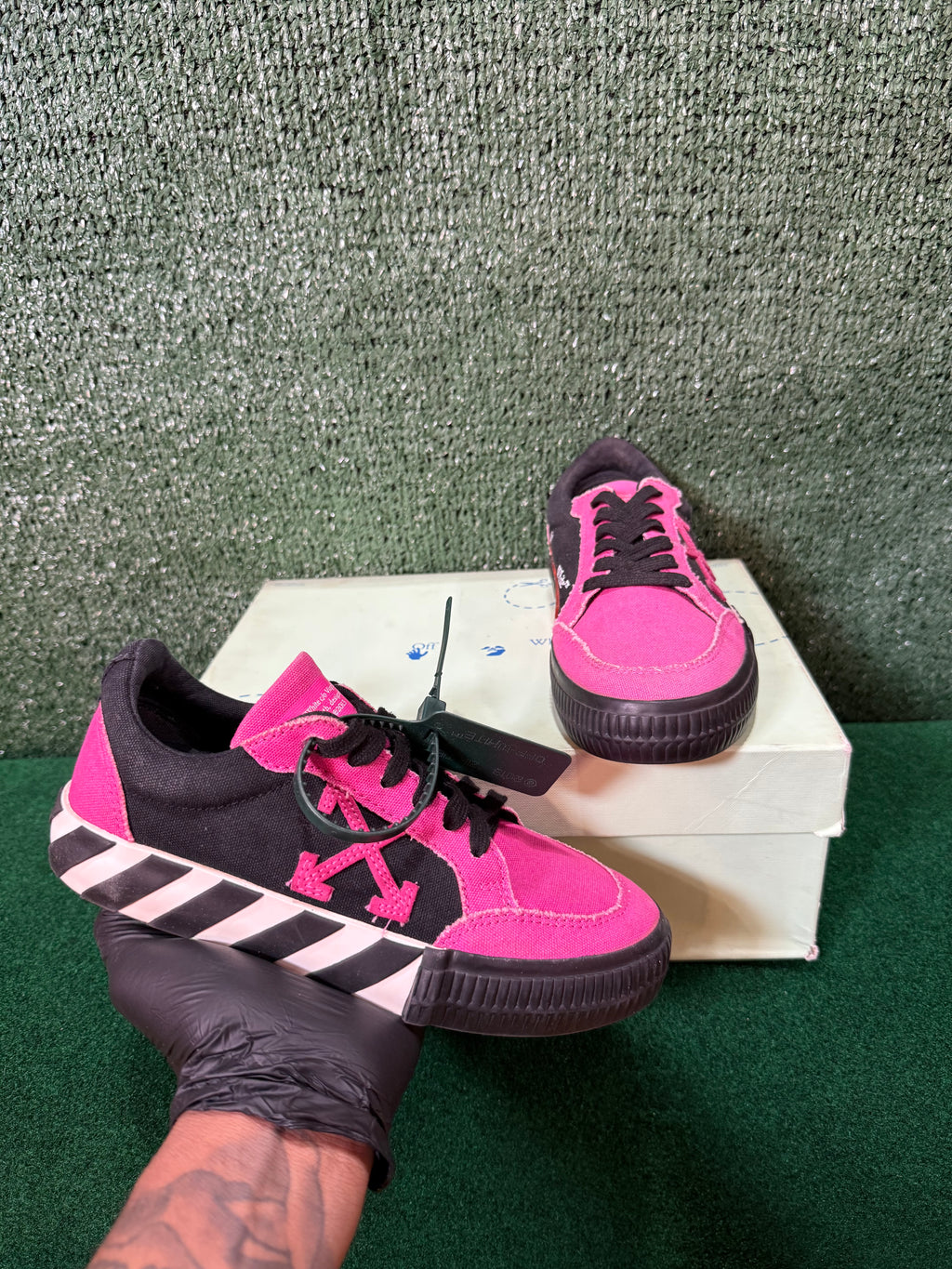 Off-White Wmns Vulc ‘Fuchsia Black’ (2022)