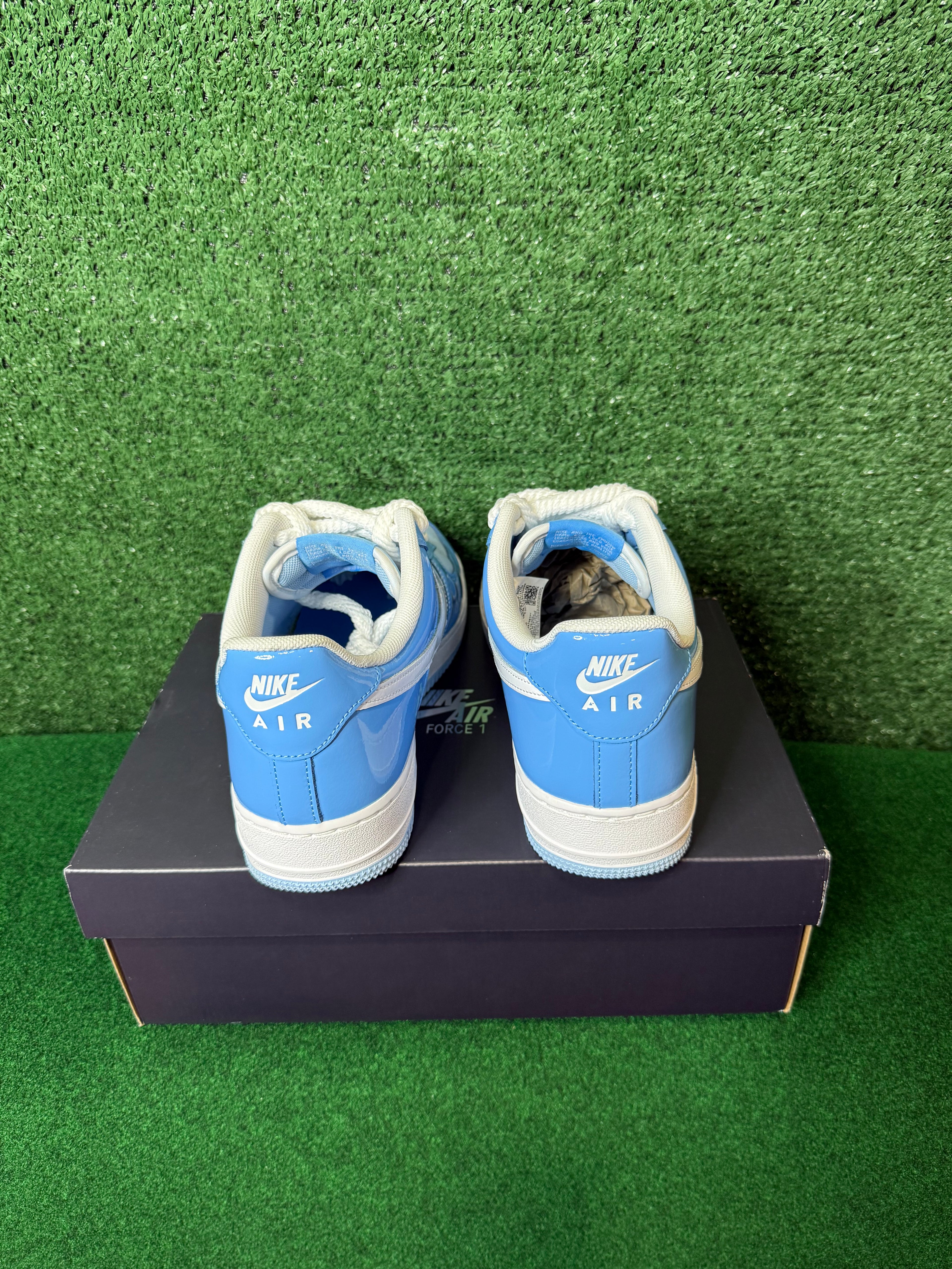 NIKE AIR FORCE 1 LOW ‘07 LV8 ‘PHYCHIC BLUE WHITE PATENT’