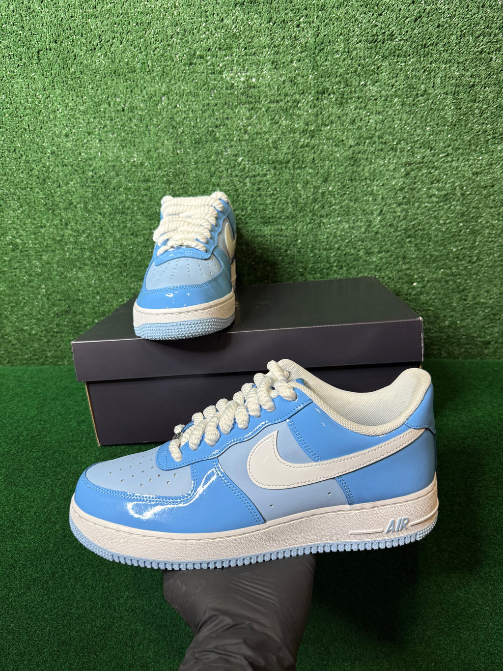 NIKE AIR FORCE 1 LOW ‘07 LV8 ‘PHYCHIC BLUE WHITE PATENT’