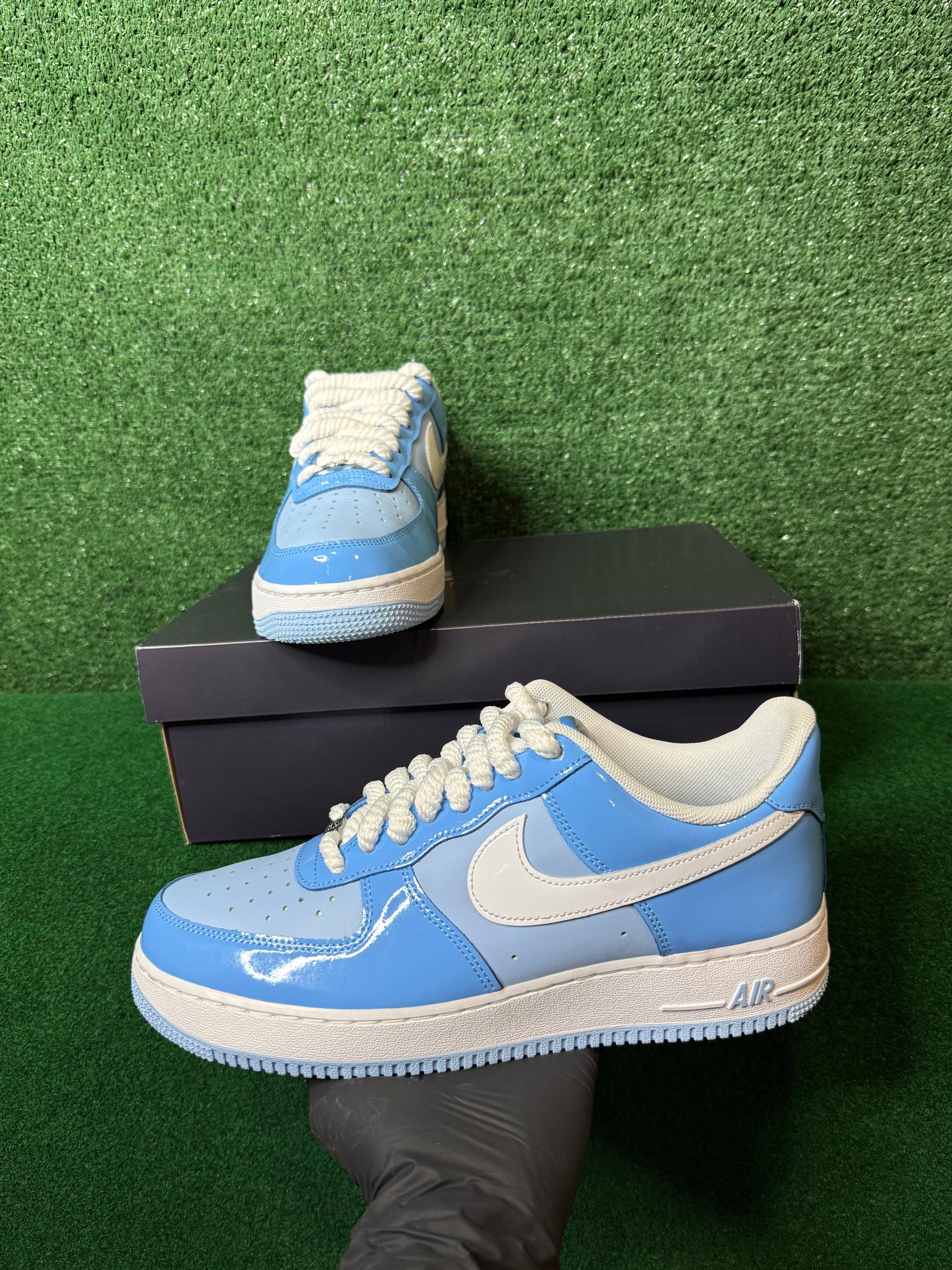 NIKE AIR FORCE 1 LOW ‘07 LV8 ‘PHYCHIC BLUE WHITE PATENT’