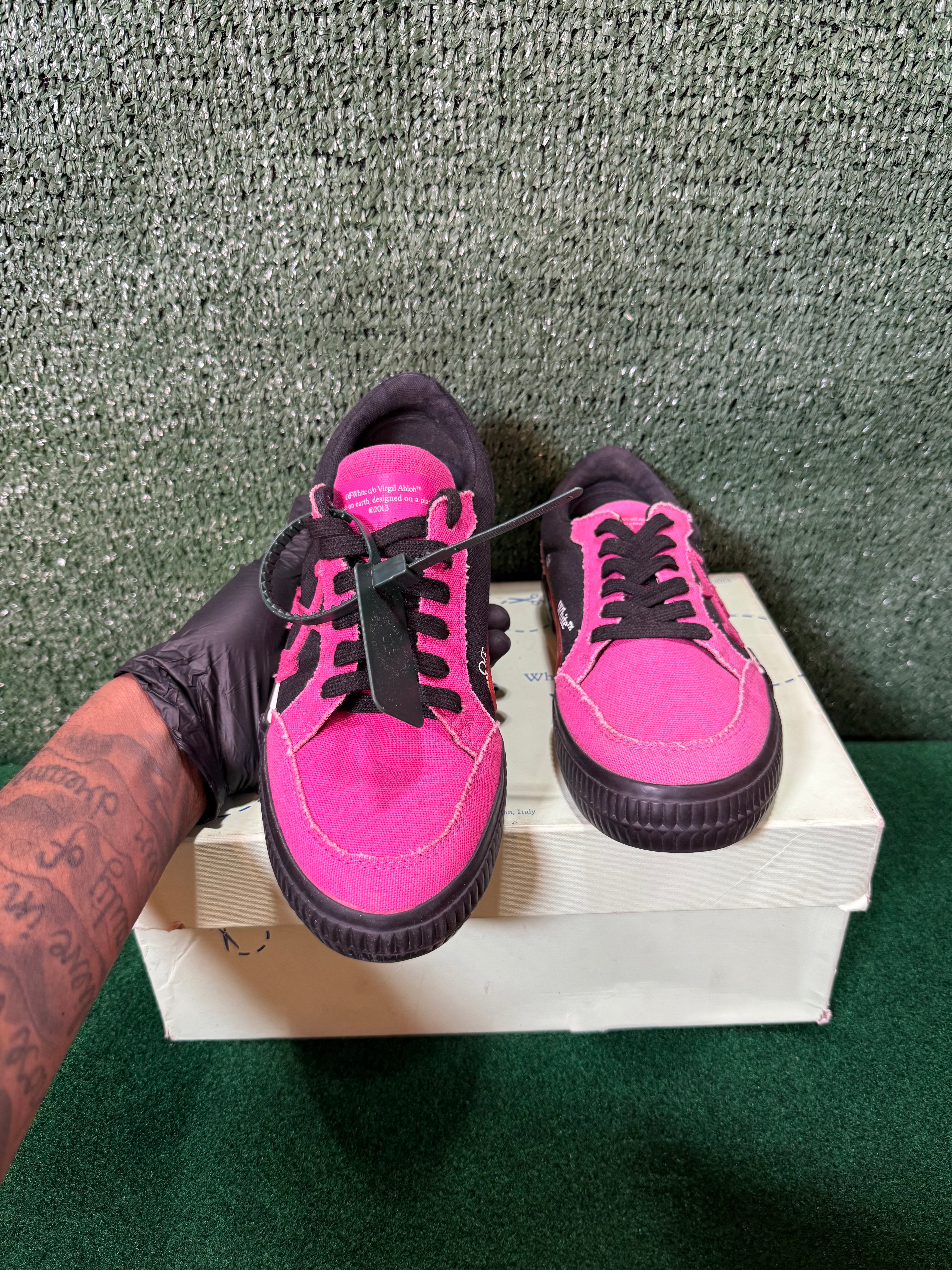 Off-White Wmns Vulc ‘Fuchsia Black’ (2022)